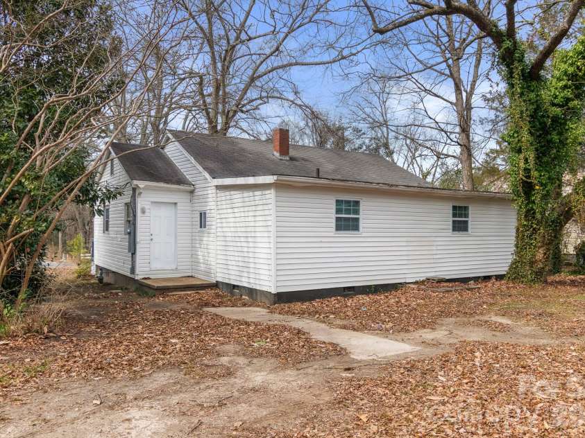 411 Thompson Street, Shelby, NC 28150.  MLS# CAR4402904, YatesRealty ID 36392. 