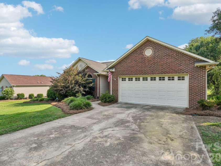 203 Royal Avenue, Albemarle, NC 28001.  MLS# CAR4401076, YatesRealty ID 36394. 