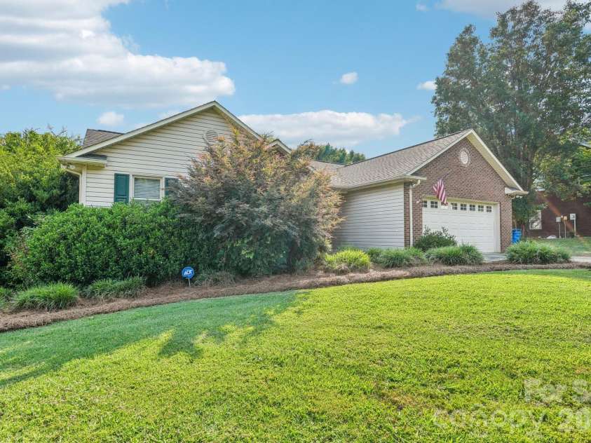 203 Royal Avenue, Albemarle, NC 28001.  MLS# CAR4401076, YatesRealty ID 36394. 
