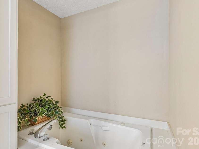203 Royal Avenue, Albemarle, NC 28001.  MLS# CAR4401076, YatesRealty ID 36394. Primary Bath Jacuzzi Tub