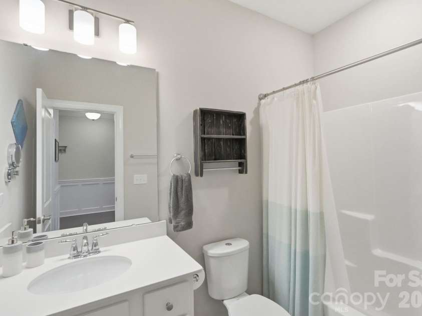 14419 Batteliere Drive, Charlotte, NC 28278.  MLS# CAR4400347, YatesRealty ID 36396. Hallway Bath on main