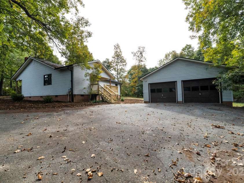 1210 29th Avenue Drive, Hickory, NC 28601.  MLS# CAR4312160, YatesRealty ID 364. 