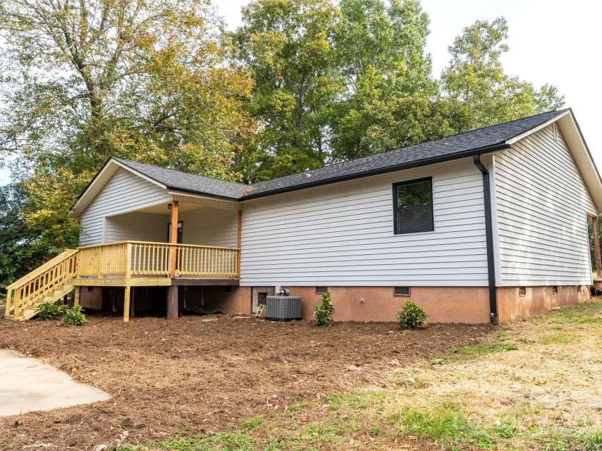 1210 29th Avenue Drive, Hickory, NC 28601.  MLS# CAR4312160, YatesRealty ID 364. 
