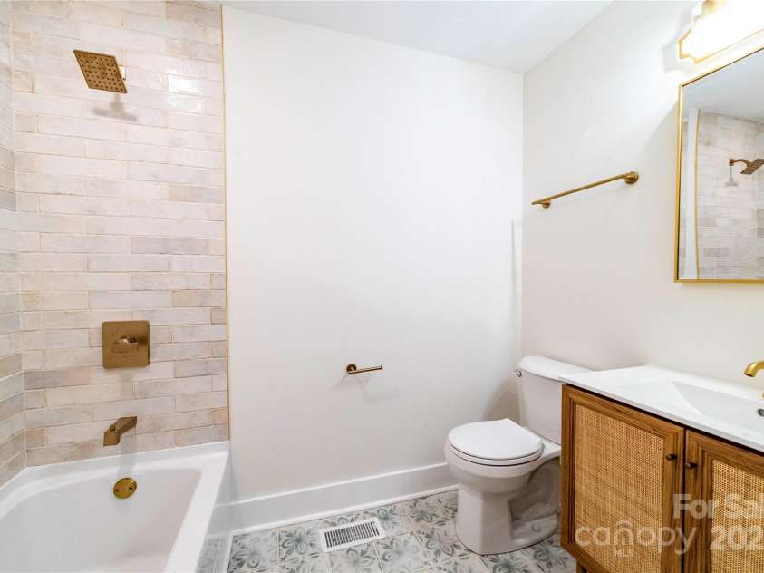 1210 29th Avenue Drive, Hickory, NC 28601.  MLS# CAR4312160, YatesRealty ID 364. Full bathroom