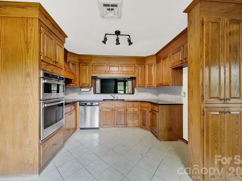5913 Tom Query Road, Charlotte, NC 28213.  MLS# CAR4378237, YatesRealty ID 36400. 