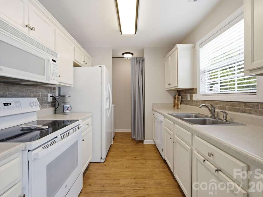 310 Gamesford Lane, Fort Mill, SC 29715.  MLS# CAR4397806, YatesRealty ID 36403. Kitchen