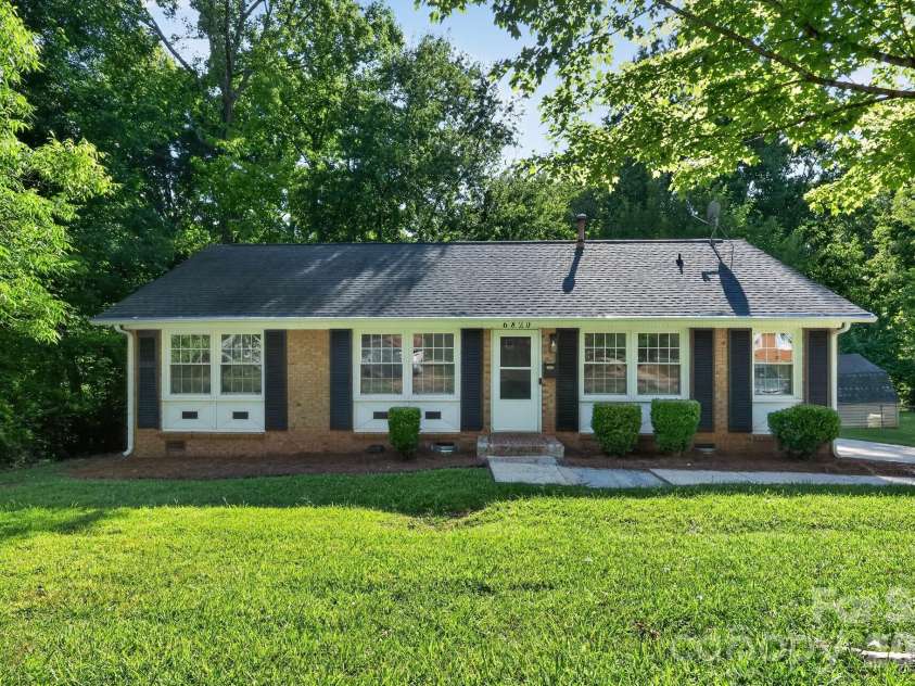 6820 Barrington Drive, Charlotte, NC 28215.  MLS# CAR4395584, YatesRealty ID 36404. 
