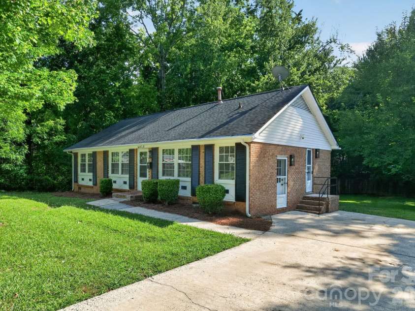 6820 Barrington Drive, Charlotte, NC 28215.  MLS# CAR4395584, YatesRealty ID 36404. 