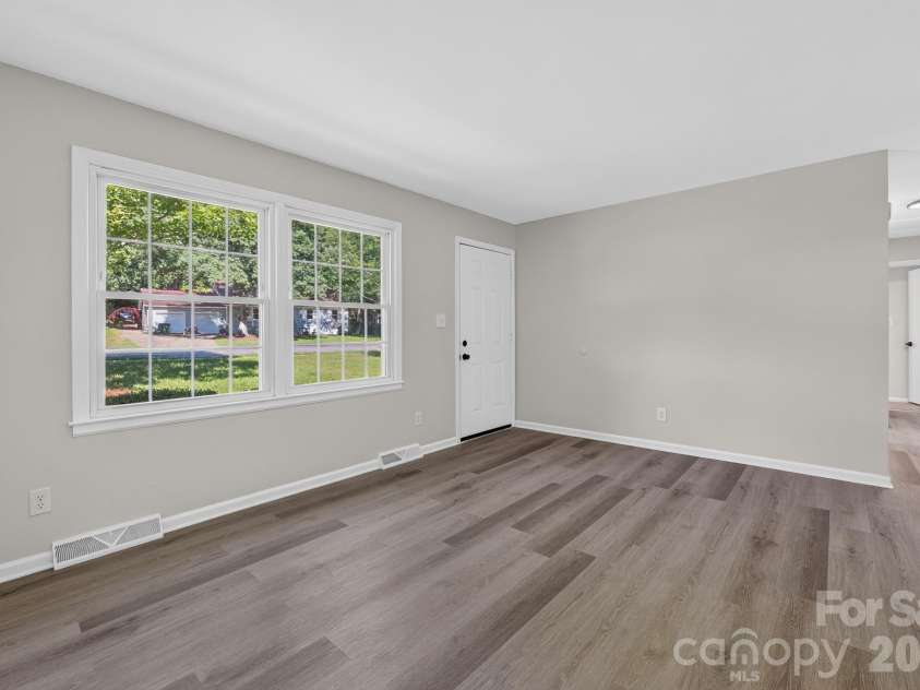 6820 Barrington Drive, Charlotte, NC 28215.  MLS# CAR4395584, YatesRealty ID 36404. 