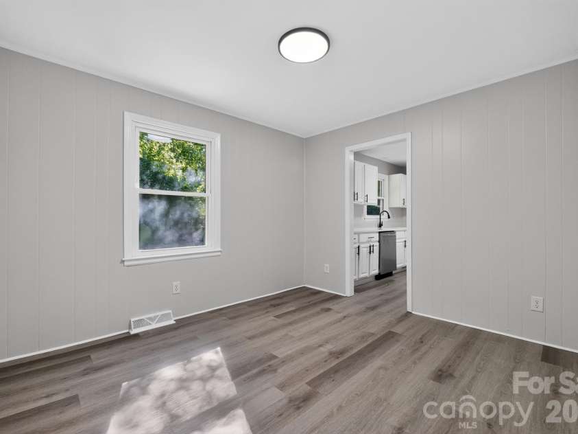 6820 Barrington Drive, Charlotte, NC 28215.  MLS# CAR4395584, YatesRealty ID 36404. 