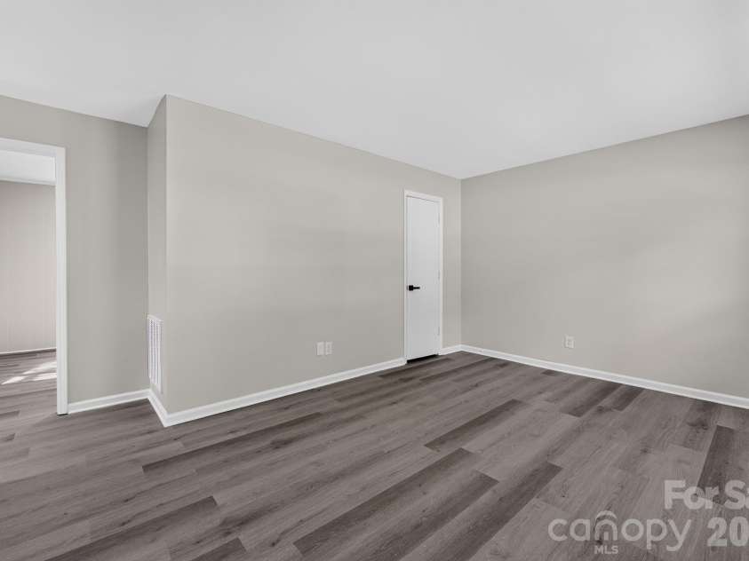 6820 Barrington Drive, Charlotte, NC 28215.  MLS# CAR4395584, YatesRealty ID 36404. 