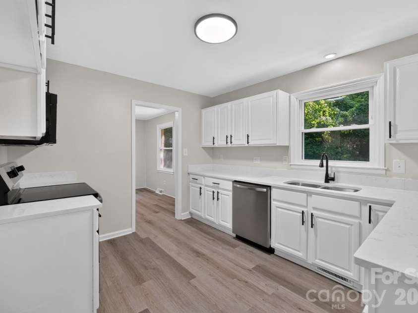 6820 Barrington Drive, Charlotte, NC 28215.  MLS# CAR4395584, YatesRealty ID 36404. 