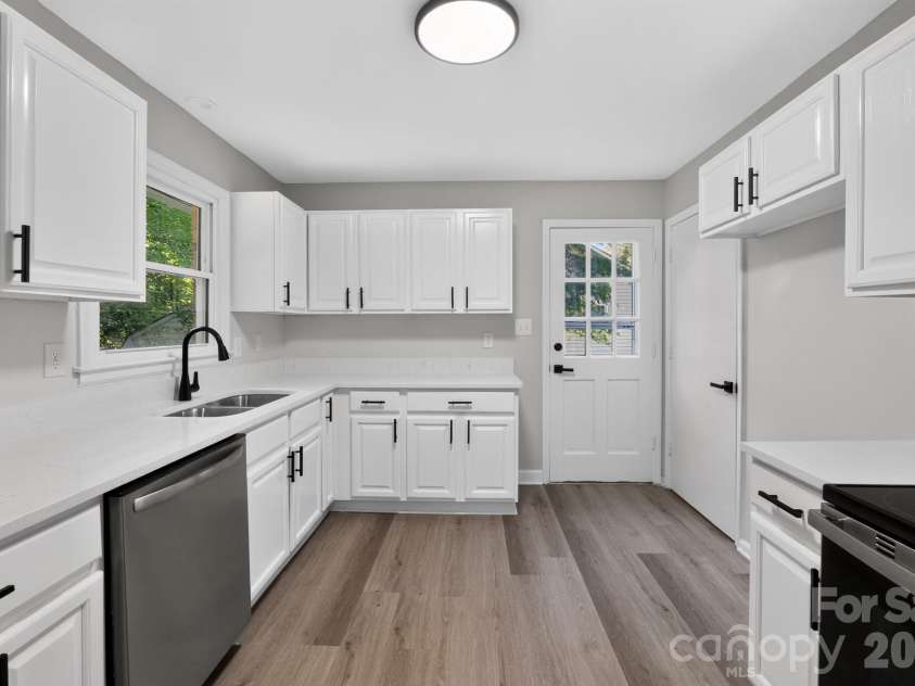 6820 Barrington Drive, Charlotte, NC 28215.  MLS# CAR4395584, YatesRealty ID 36404. 