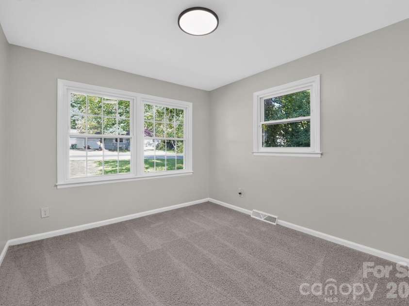 6820 Barrington Drive, Charlotte, NC 28215.  MLS# CAR4395584, YatesRealty ID 36404. 