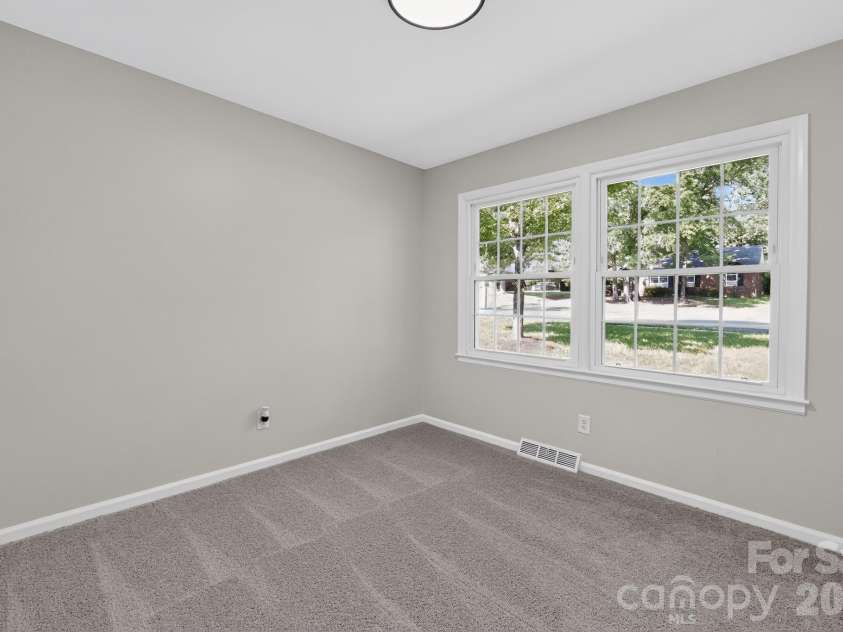 6820 Barrington Drive, Charlotte, NC 28215.  MLS# CAR4395584, YatesRealty ID 36404. 