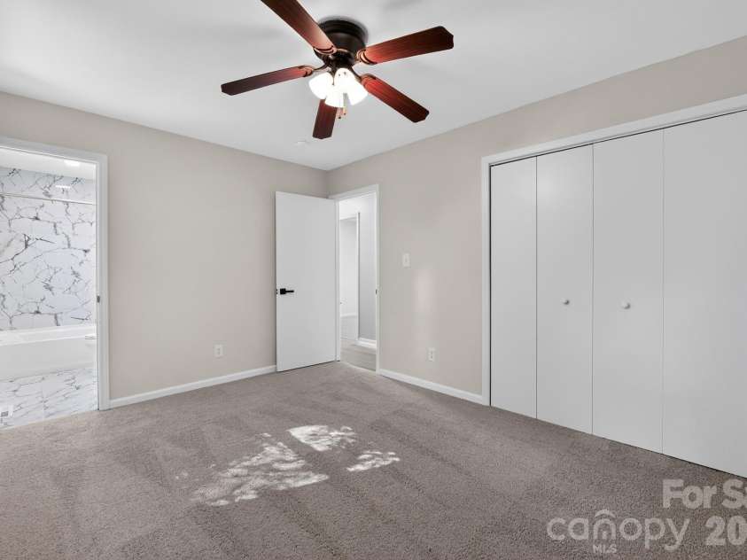 6820 Barrington Drive, Charlotte, NC 28215.  MLS# CAR4395584, YatesRealty ID 36404. 