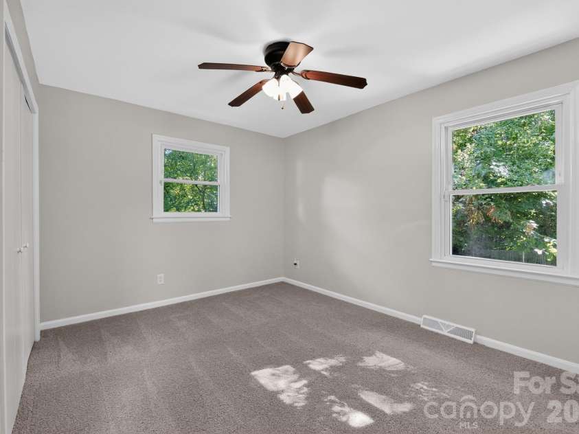 6820 Barrington Drive, Charlotte, NC 28215.  MLS# CAR4395584, YatesRealty ID 36404. 