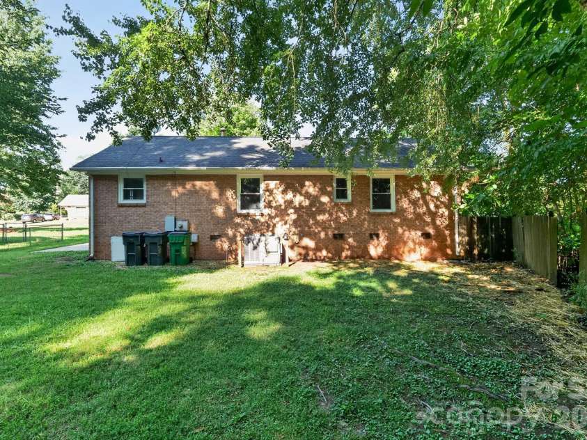 6820 Barrington Drive, Charlotte, NC 28215.  MLS# CAR4395584, YatesRealty ID 36404. 