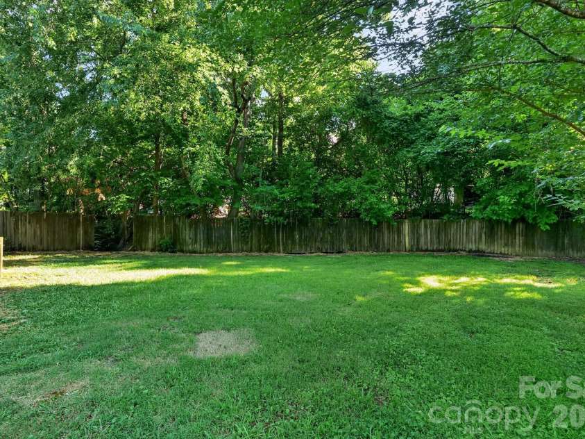 6820 Barrington Drive, Charlotte, NC 28215.  MLS# CAR4395584, YatesRealty ID 36404. 