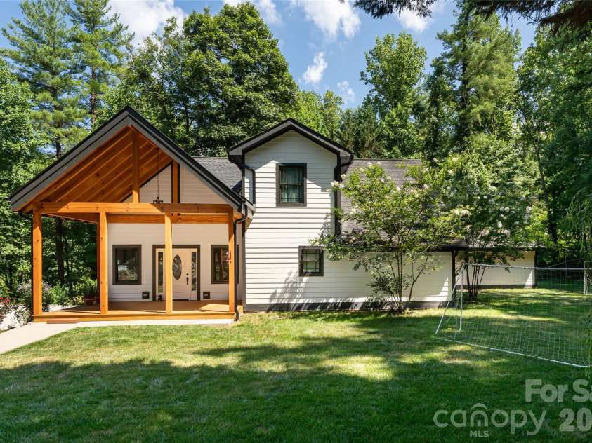 86 Holiday Drive, Hendersonville, NC 28739.  MLS# CAR4396947, YatesRealty ID 36406. 