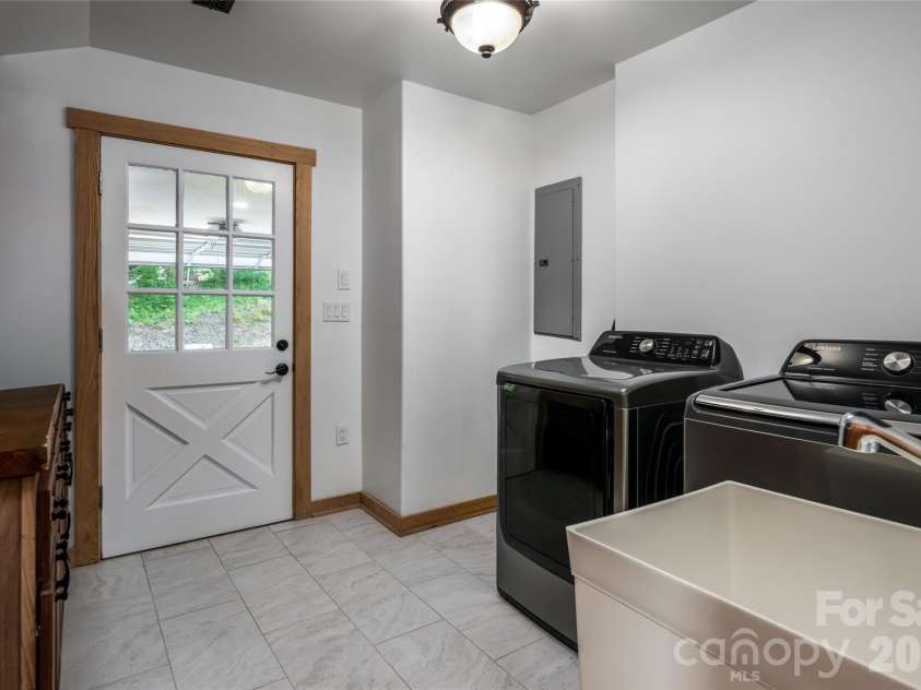 86 Holiday Drive, Hendersonville, NC 28739.  MLS# CAR4396947, YatesRealty ID 36406. 