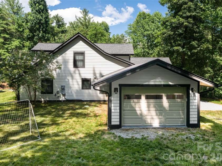 86 Holiday Drive, Hendersonville, NC 28739.  MLS# CAR4396947, YatesRealty ID 36406. 
