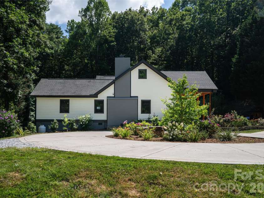 86 Holiday Drive, Hendersonville, NC 28739.  MLS# CAR4396947, YatesRealty ID 36406. 
