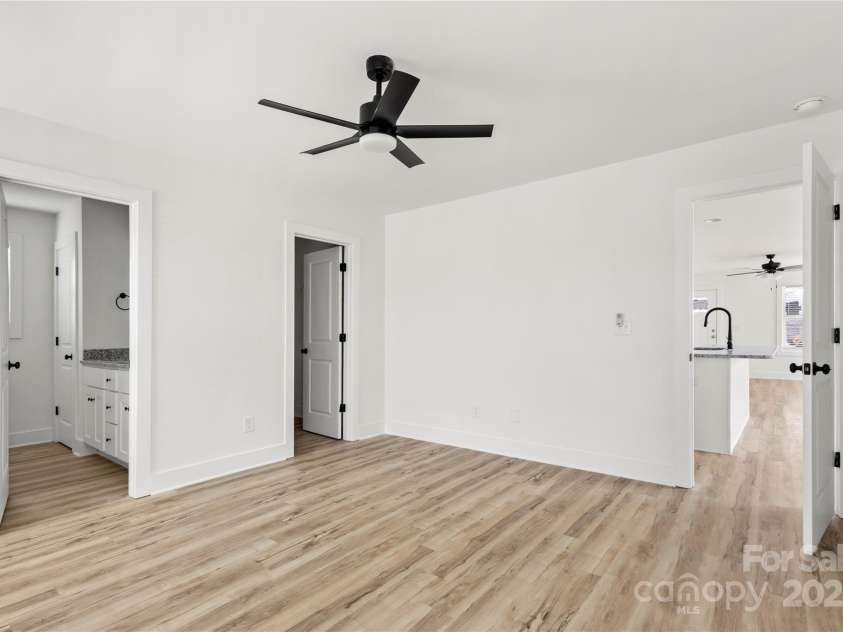 2022 4th Street, Hickory, NC 28602.  MLS# CAR4303474, YatesRealty ID 36408. 