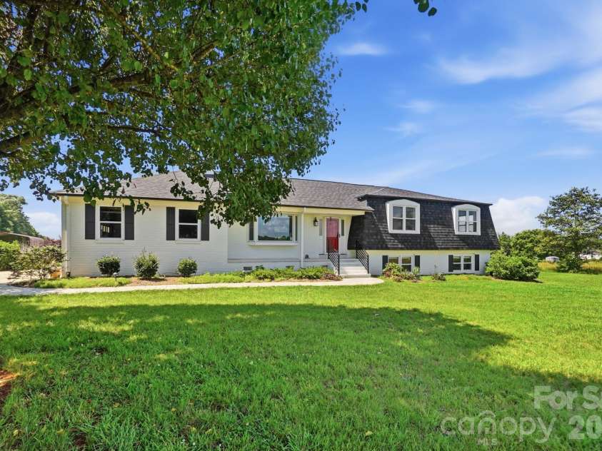 130 Watts Farm Lane, Mooresville, NC 28115.  MLS# CAR4392716, YatesRealty ID 36409. 