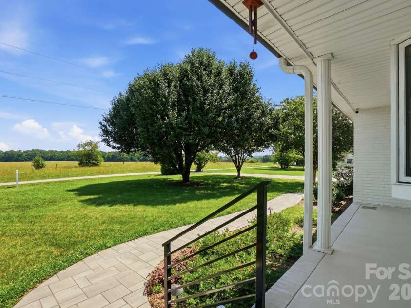 130 Watts Farm Lane, Mooresville, NC 28115.  MLS# CAR4392716, YatesRealty ID 36409. 