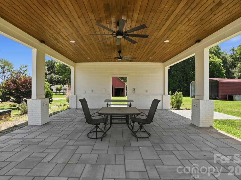 130 Watts Farm Lane, Mooresville, NC 28115.  MLS# CAR4392716, YatesRealty ID 36409. 