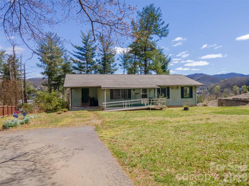 21 Queen Street, Sylva, NC 28779.  MLS# CAR4342252, YatesRealty ID 3641. 