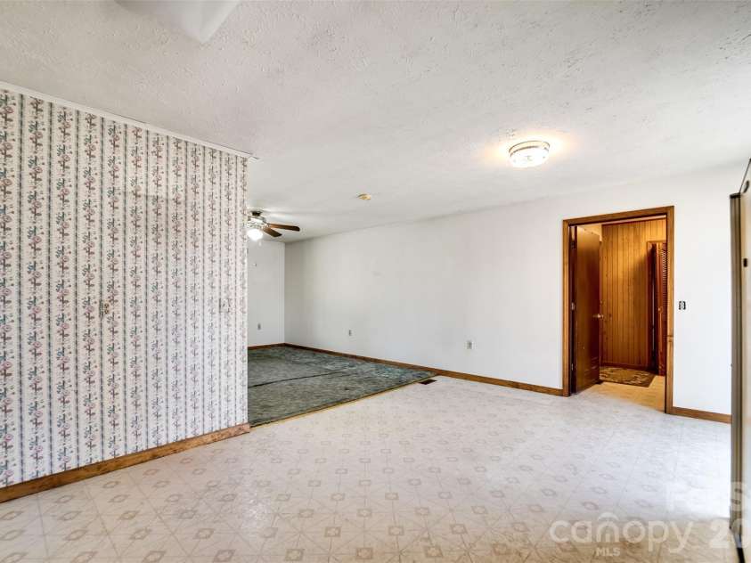21 Queen Street, Sylva, NC 28779.  MLS# CAR4342252, YatesRealty ID 3641. 