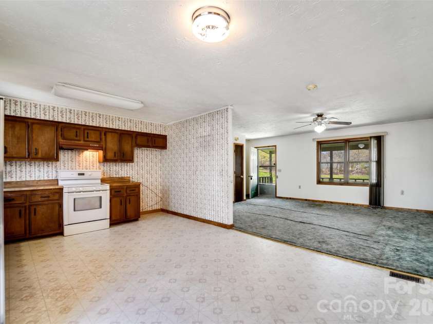21 Queen Street, Sylva, NC 28779.  MLS# CAR4342252, YatesRealty ID 3641. 