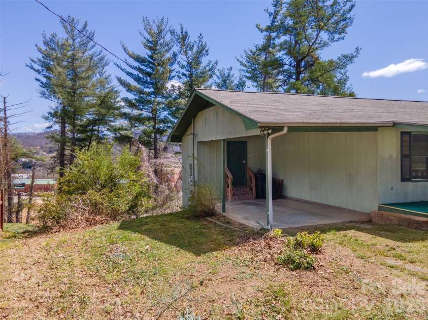 21 Queen Street, Sylva, NC 28779.  MLS# CAR4342252, YatesRealty ID 3641. 