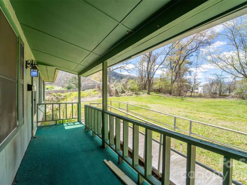21 Queen Street, Sylva, NC 28779.  MLS# CAR4342252, YatesRealty ID 3641. 