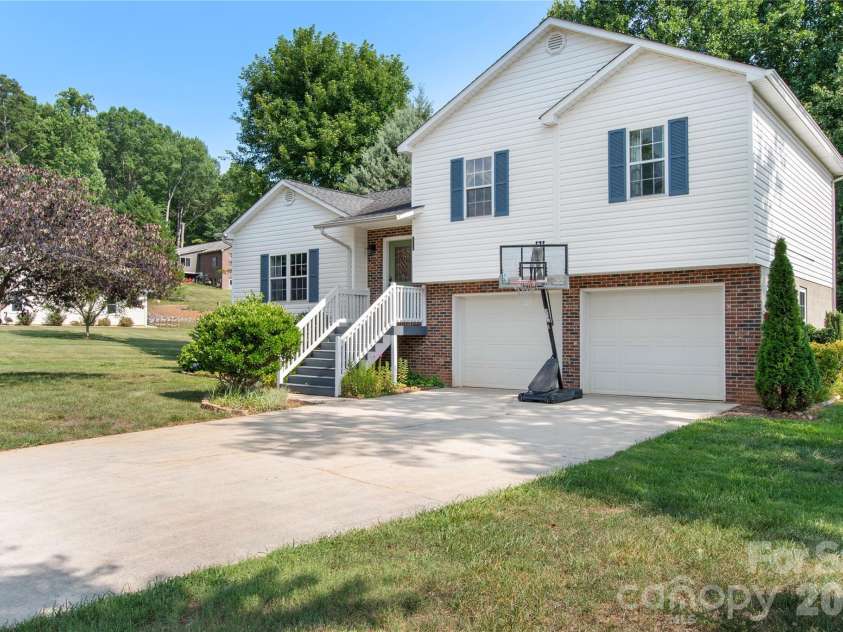 100 Carriage Hills Drive, Morganton, NC 28655.  MLS# CAR4399365, YatesRealty ID 36411. 