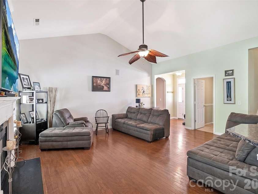 4628 Bonroi Avenue, Charlotte, NC 28213.  MLS# CAR4392377, YatesRealty ID 36413. 