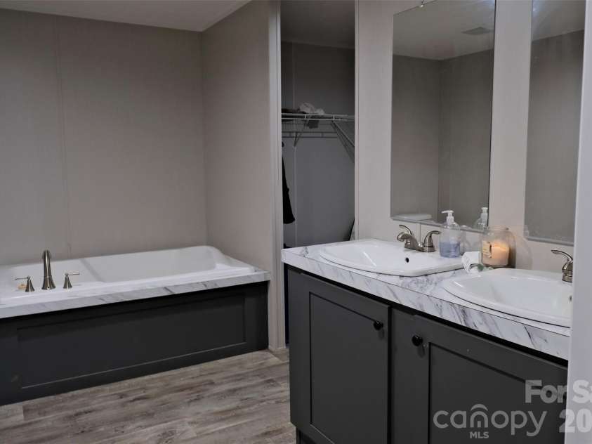 742 Sidney Cornwell Drive, Catawba, SC 29704.  MLS# CAR4402578, YatesRealty ID 36415. Primary Bath