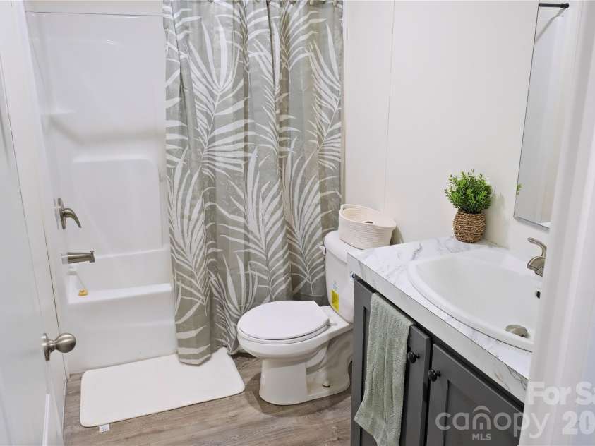 742 Sidney Cornwell Drive, Catawba, SC 29704.  MLS# CAR4402578, YatesRealty ID 36415. Secondary Bath