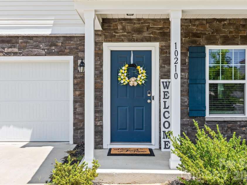 10210 Holly Park Drive, Charlotte, NC 28214.  MLS# CAR4402789, YatesRealty ID 36418. 