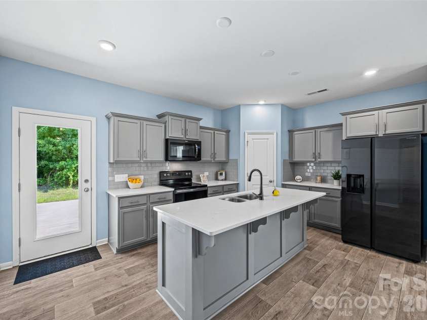 10210 Holly Park Drive, Charlotte, NC 28214.  MLS# CAR4402789, YatesRealty ID 36418. 