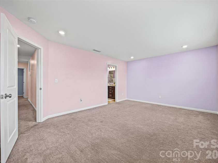 10210 Holly Park Drive, Charlotte, NC 28214.  MLS# CAR4402789, YatesRealty ID 36418. 