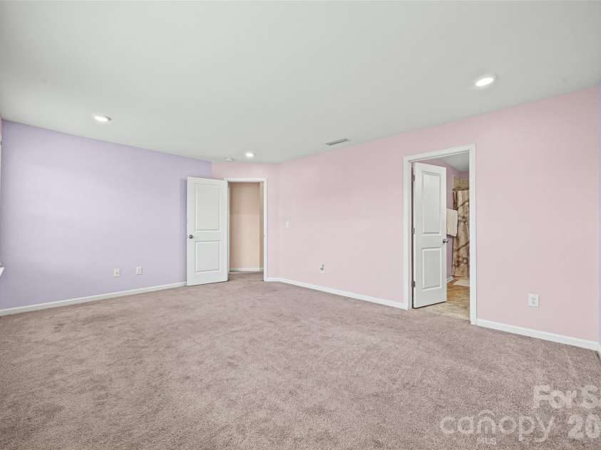 10210 Holly Park Drive, Charlotte, NC 28214.  MLS# CAR4402789, YatesRealty ID 36418. 