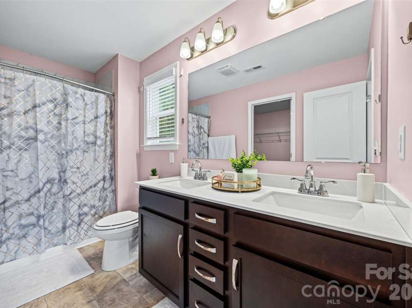 10210 Holly Park Drive, Charlotte, NC 28214.  MLS# CAR4402789, YatesRealty ID 36418. 