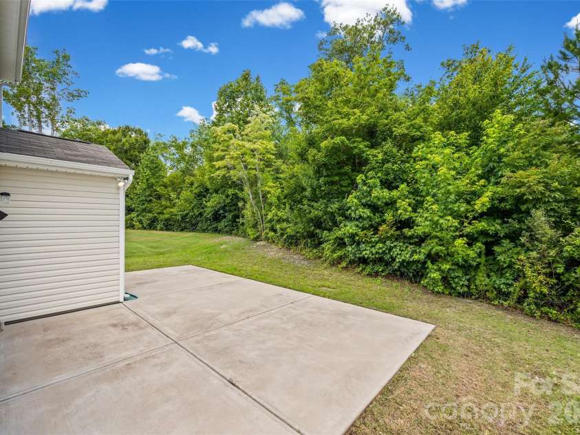 10210 Holly Park Drive, Charlotte, NC 28214.  MLS# CAR4402789, YatesRealty ID 36418. 