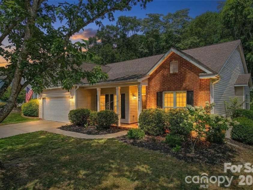 10906 Chamberlain Hall Court, Charlotte, NC 28277.  MLS# CAR4402127, YatesRealty ID 36419. 