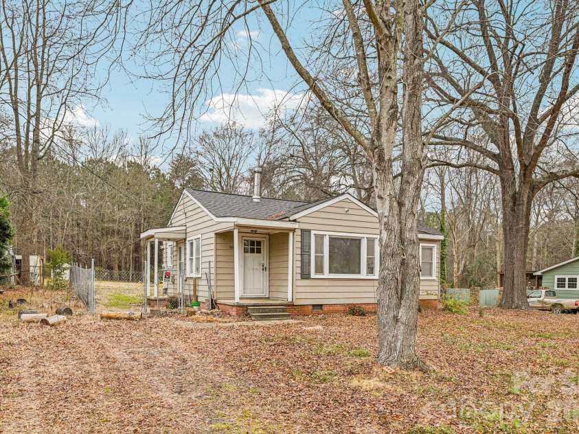 607 Westway Drive, Gastonia, NC 28054.  MLS# CAR4341664, YatesRealty ID 3642. 