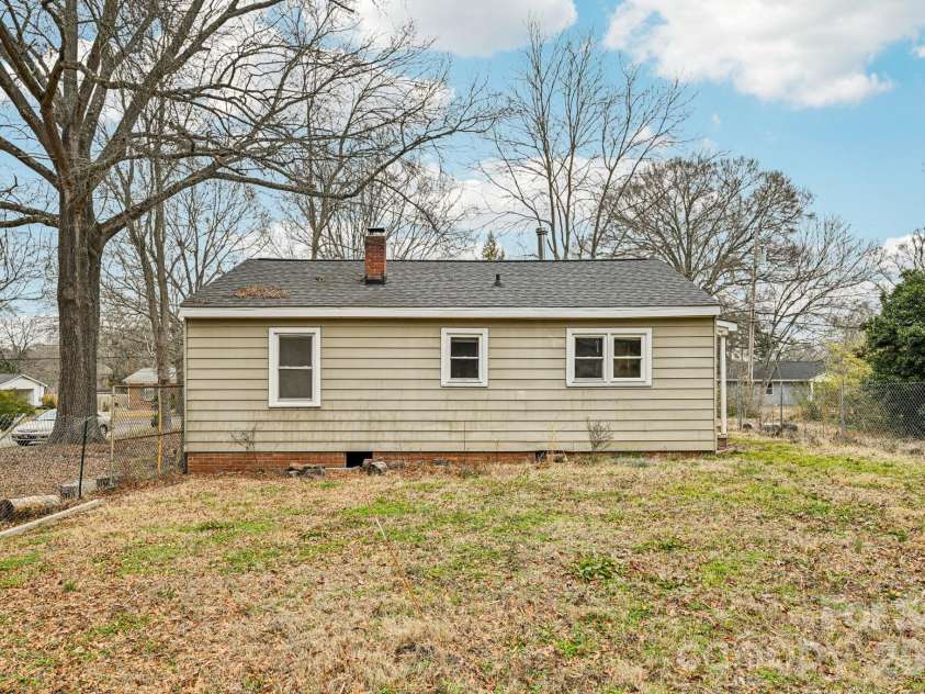 607 Westway Drive, Gastonia, NC 28054.  MLS# CAR4341664, YatesRealty ID 3642. 
