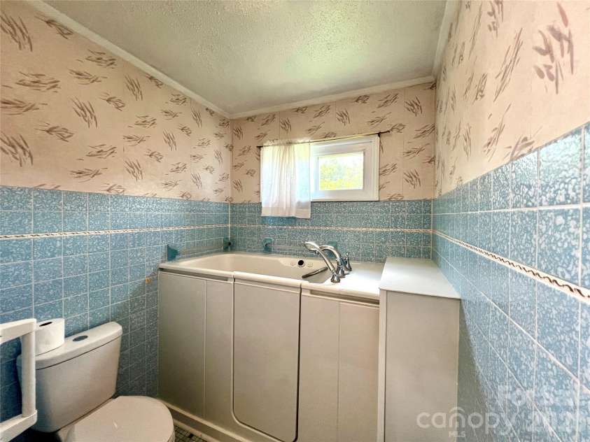 2307 Mclean Street, Gastonia, NC 28054.  MLS# CAR4402528, YatesRealty ID 36421. 